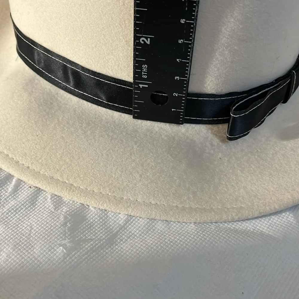 COUNTER-FIT ivory felt fedora with very dark navy or black ribbon one size
